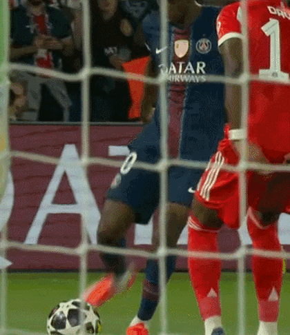 欧冠学着点：在中超这种禁区手球不算点球，VAR也不会介入