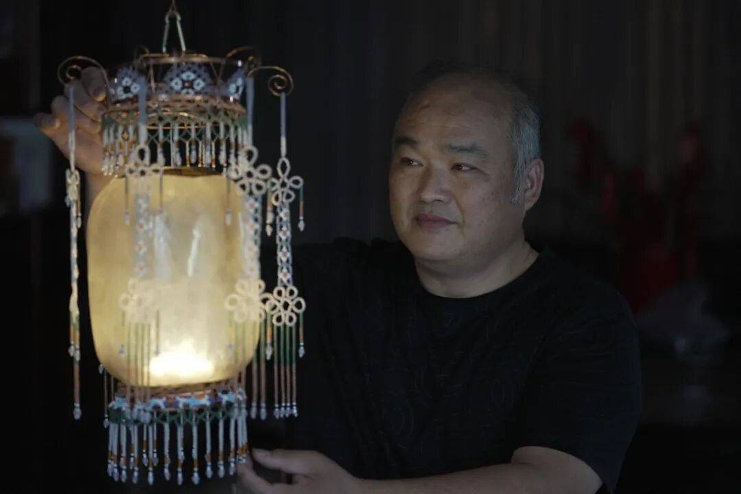 灯火在场 WHEN LIGHT GATHERS