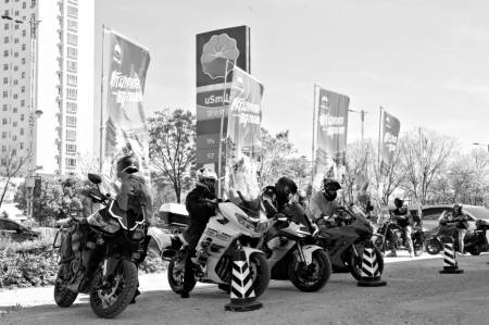 加油站融入摩托文化追风人从此有了专属港湾