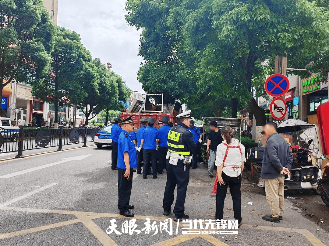 【天眼问政】斑马线上卖水果、货车堵门？交警城管“动真碰硬”整治小区门口马路市场