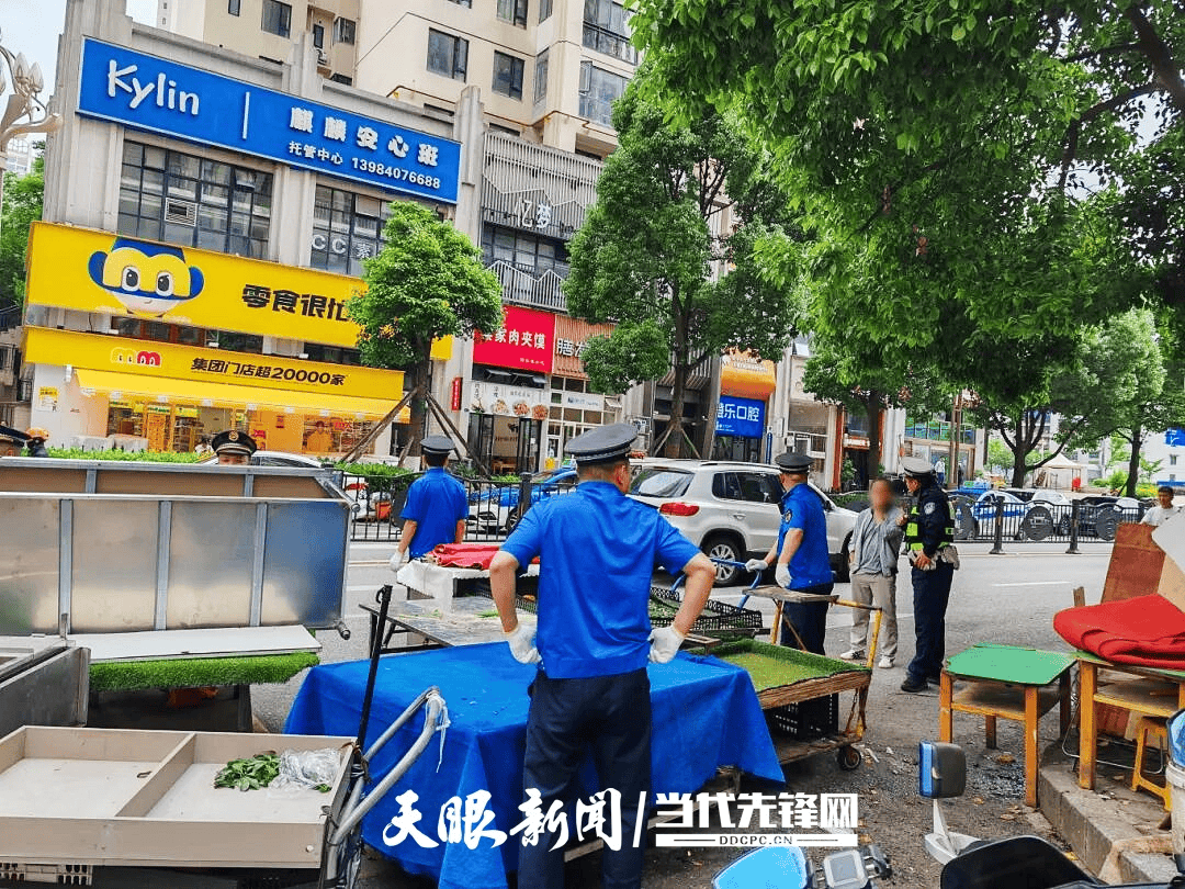【天眼问政】斑马线上卖水果、货车堵门？交警城管“动真碰硬”整治小区门口马路市场