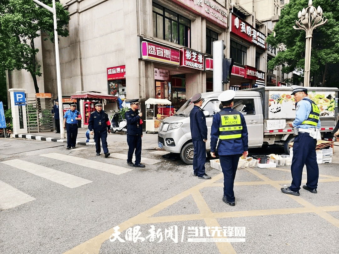 【天眼问政】斑马线上卖水果、货车堵门？交警城管“动真碰硬”整治小区门口马路市场