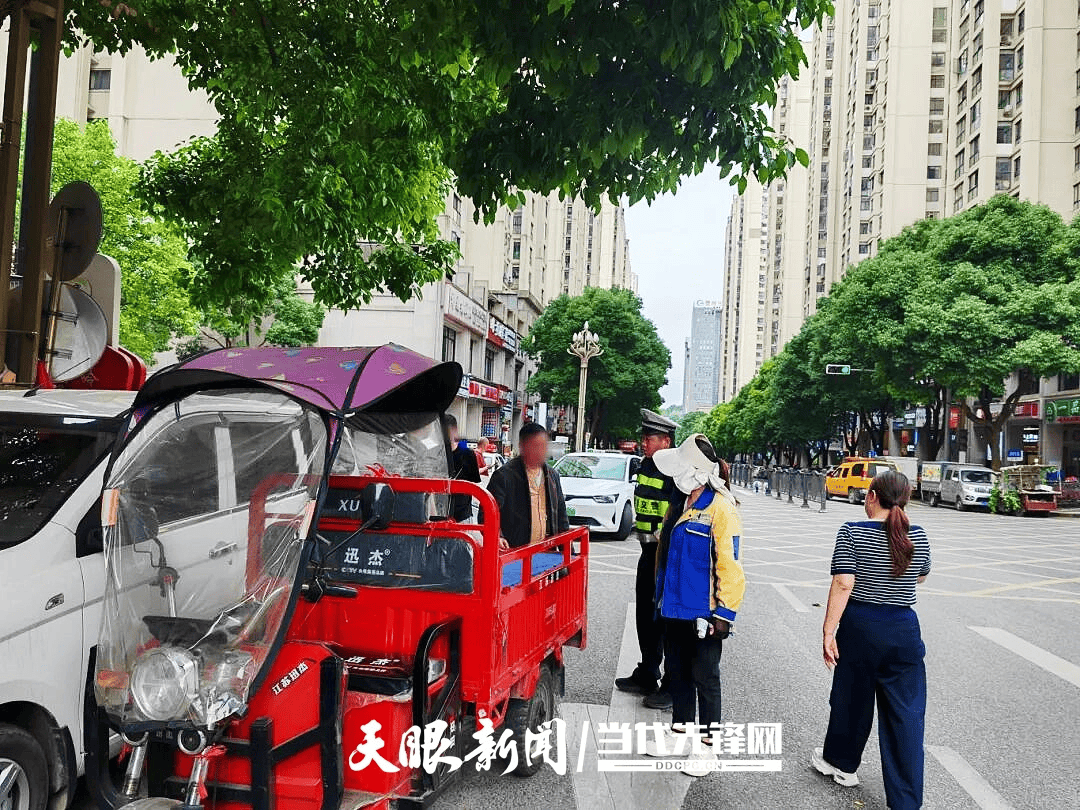 【天眼问政】斑马线上卖水果、货车堵门？交警城管“动真碰硬”整治小区门口马路市场