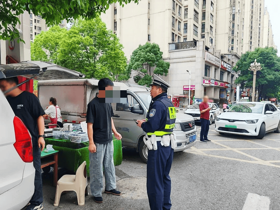 【天眼问政】斑马线上卖水果、货车堵门？交警城管“动真碰硬”整治小区门口马路市场