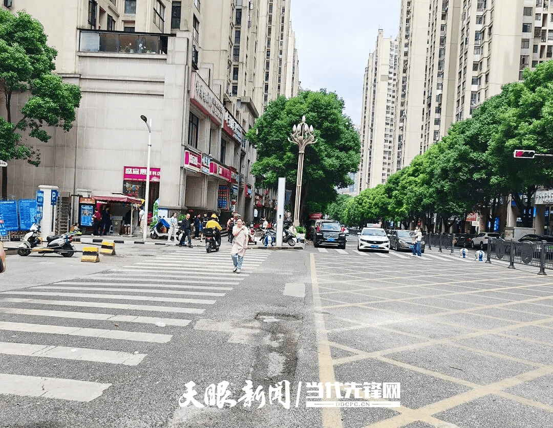 【天眼问政】斑马线上卖水果、货车堵门？交警城管“动真碰硬”整治小区门口马路市场