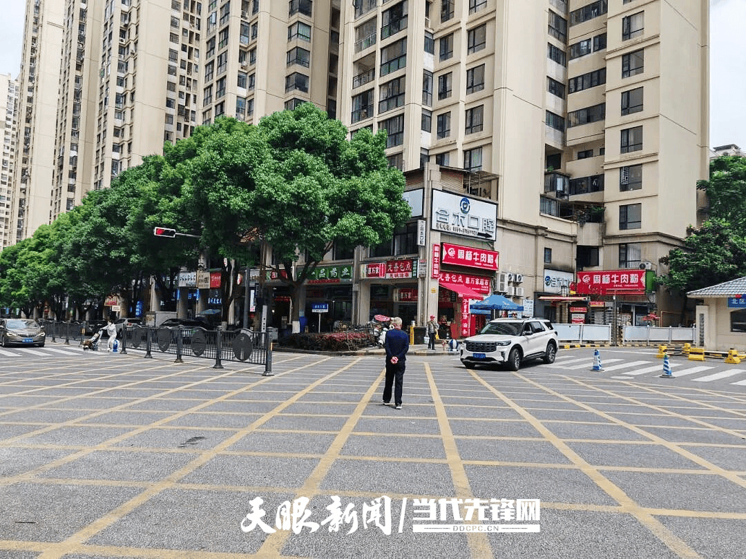 【天眼问政】斑马线上卖水果、货车堵门？交警城管“动真碰硬”整治小区门口马路市场