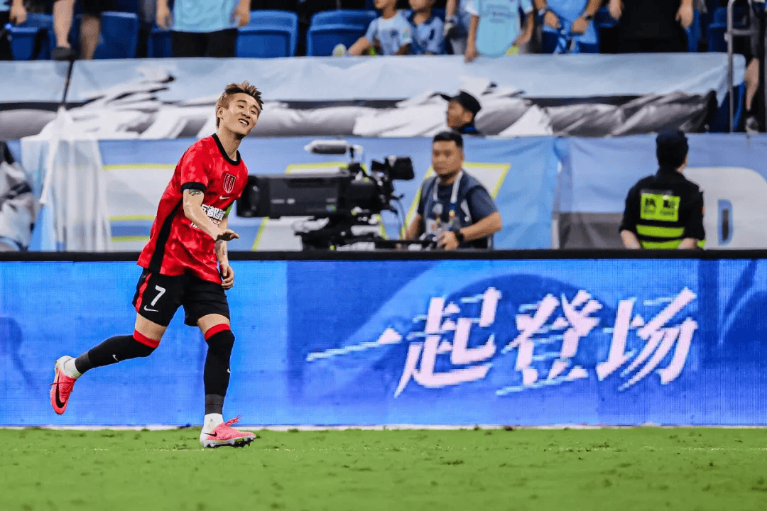 老队长反戈、新队长绝杀！中超下半程重启，蓉城势头不减